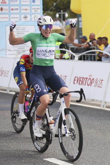 国汇策略 小将索菲夺得环崇明岛女子自行车赛第二赛段冠军